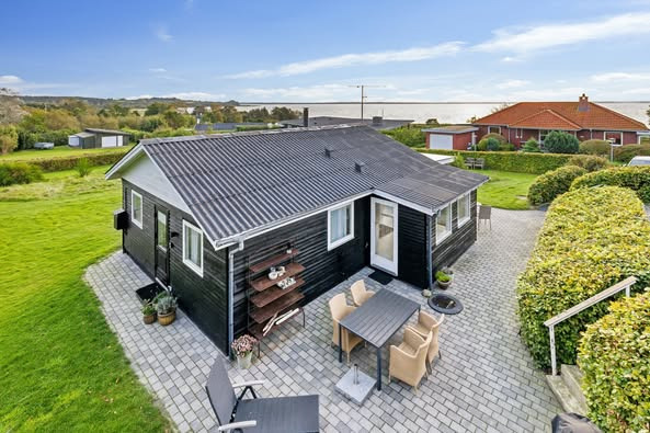 Mæglerhuset Asger Larsen præsenterer fritidshus med udsigt over Lovns Bredning