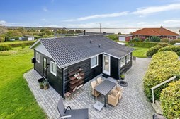 Mæglerhuset Asger Larsen præsenterer fritidshus med udsigt over Lovns Bredning