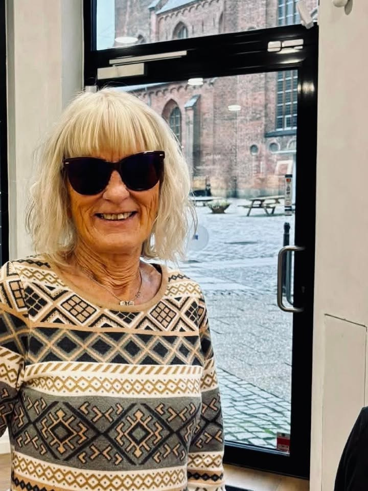 Vibeke får sine første briller hos NYT SYN Kirkegade med Zeiss glas