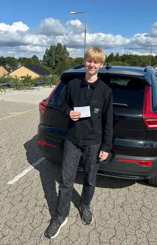 Kenneth Sand Køreskole ønsker William Albrecht tillykke med den beståede køreprøve