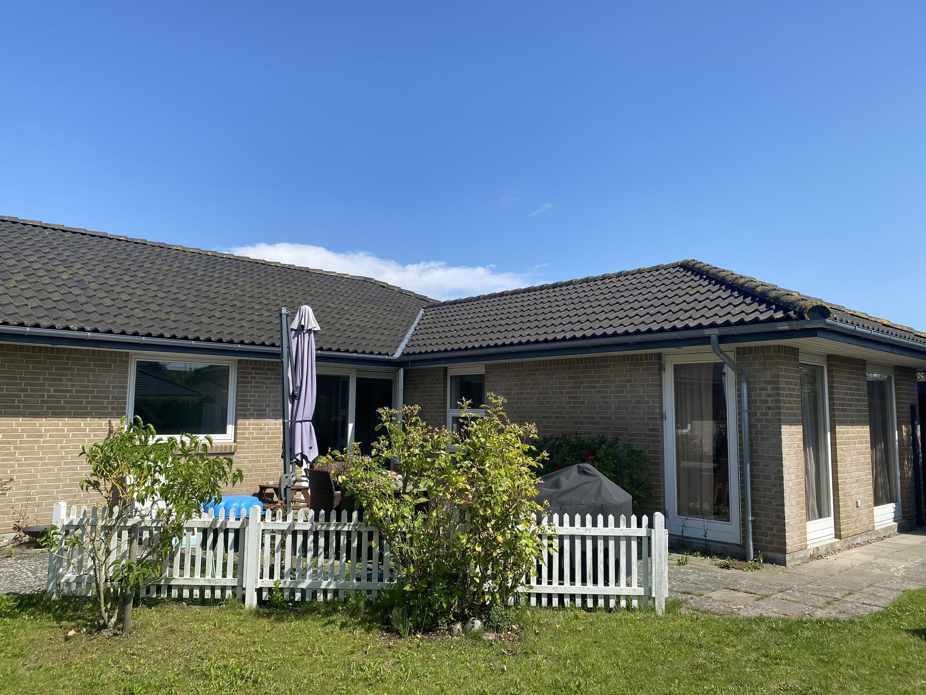 Stor, moderne etplansvilla arkitekttegnet og bygget af Lind & Risør med en fantastisk beliggenhed ud til sø og naturområde