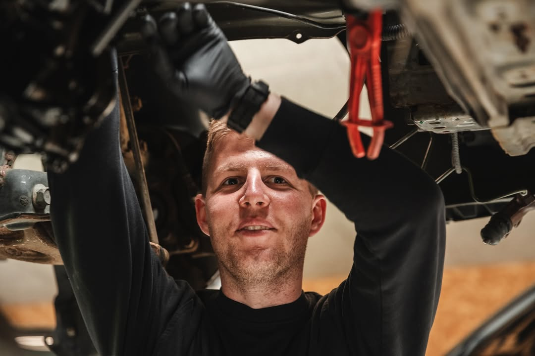Autotekniker Kim Skytthe hjælper med efterårstjek af bilen
