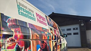 Et rullende kunstværk: Allan Buchs Mercedes Vito dekoreret i popart-stil af C2 Reklame