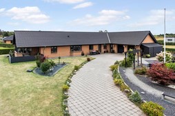 Nyopført villa med luksusfaciliteter til salg på Ydunsvej i Skive