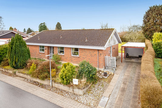 Velholdt villa i Vonsild med stor sydvestvendt have.