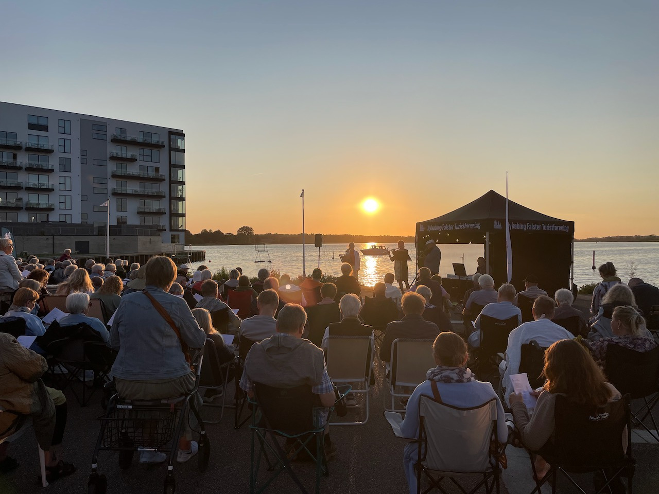Syng solen ned ved Slotsbryggen