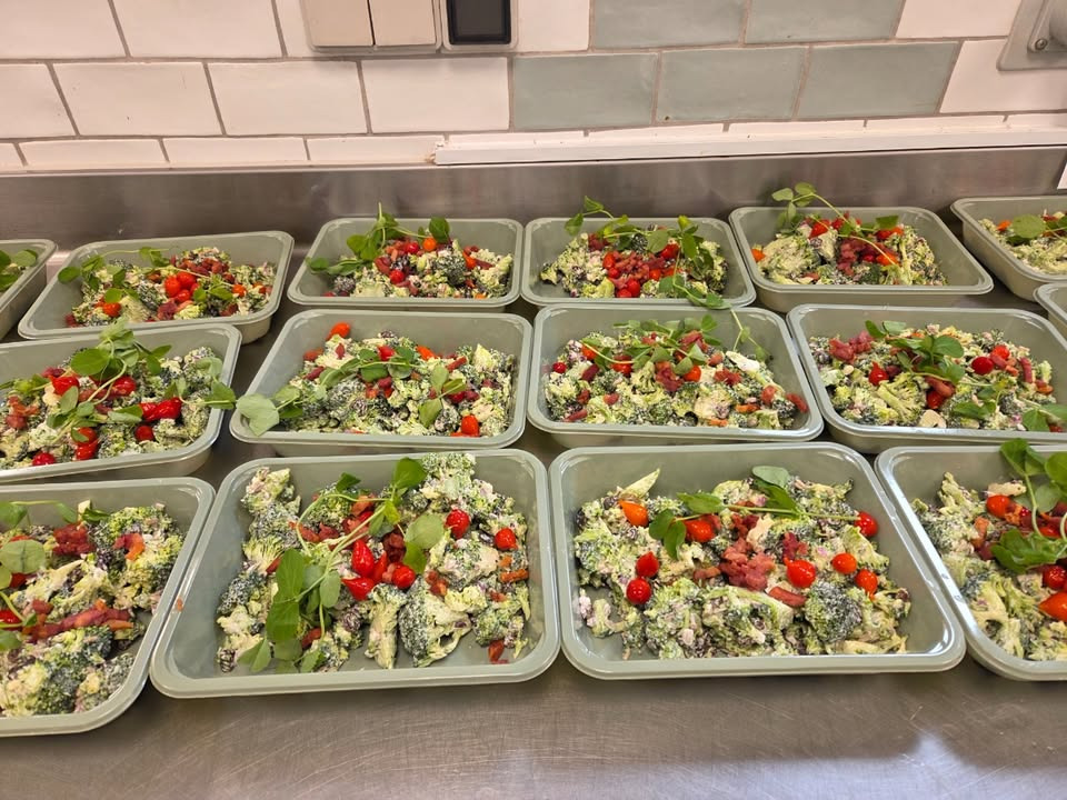 Meny Randers tilbyder hjemmelavet broccolisalat til grillen for kun 30 kr
