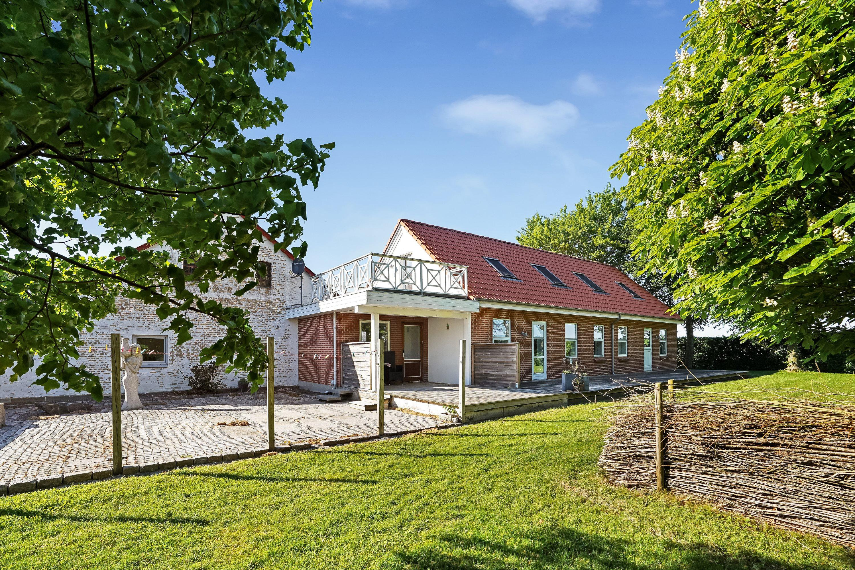 Charmerende villa med erhvervsarealer og parklignende have nær Middelfart