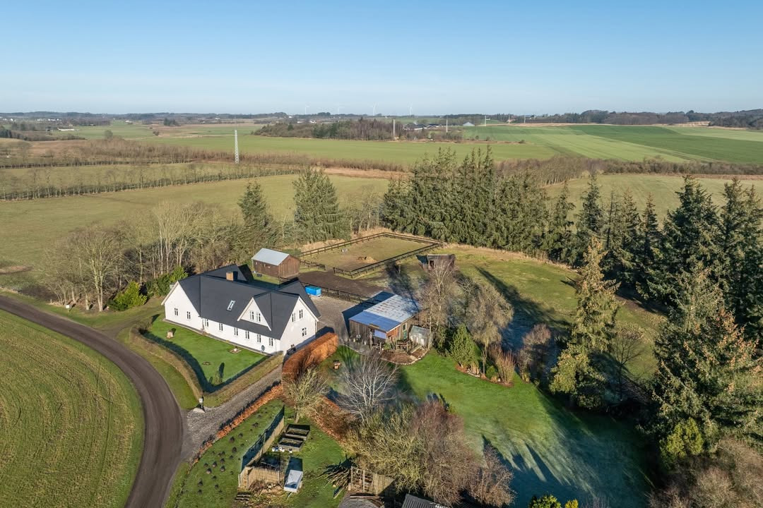 Mæglerhuset Brønderslev tilbyder charmerende ejendom med ny pris på Solvang