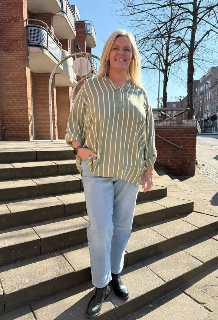 Only Curves fremhæver nye sommerlooks med stribet viskoseskjorte og mom fit jeans