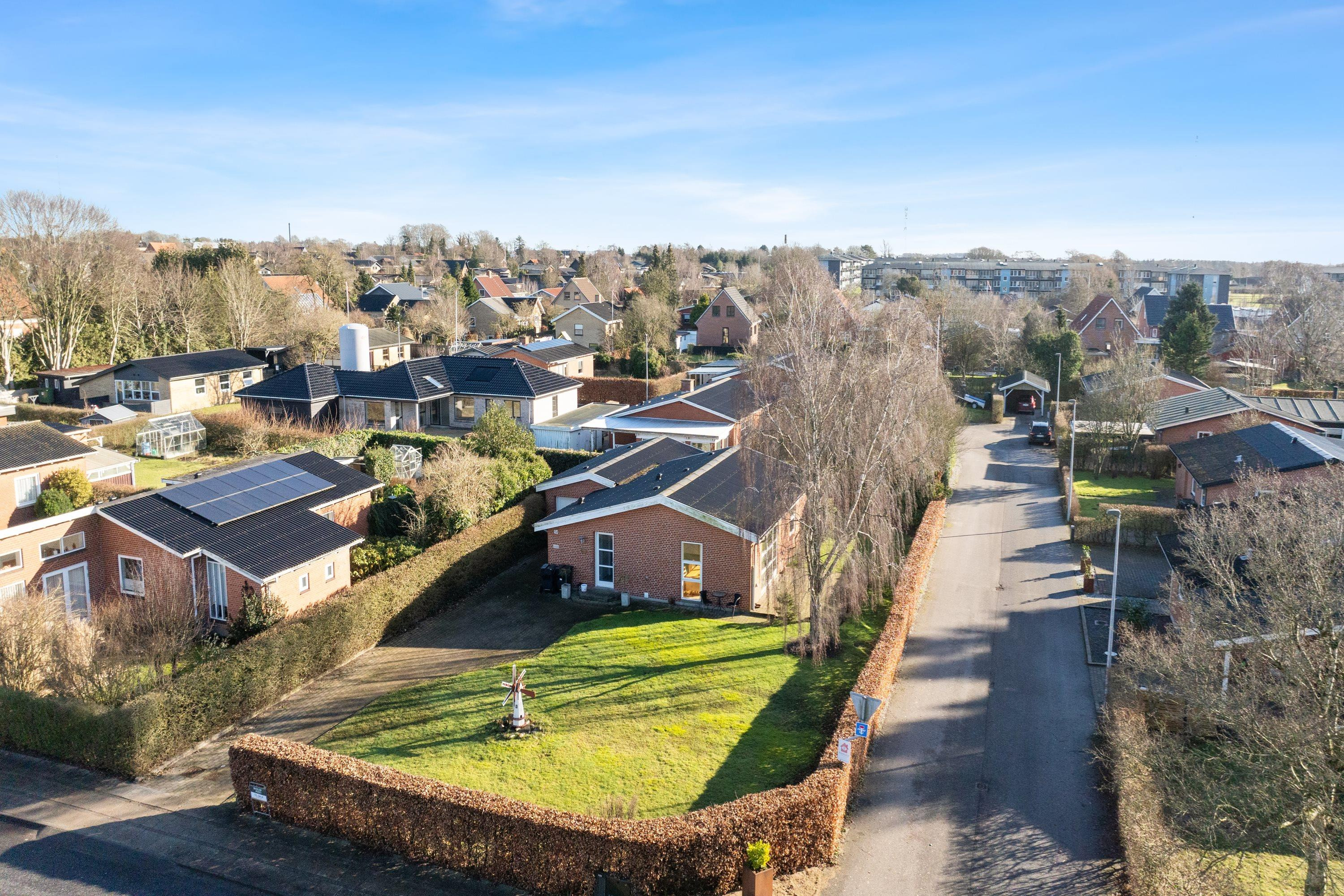 Velholdt villa med god garage og central beliggenhed i Brønderslev