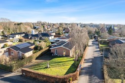 Velholdt villa med god garage og central beliggenhed i Brønderslev