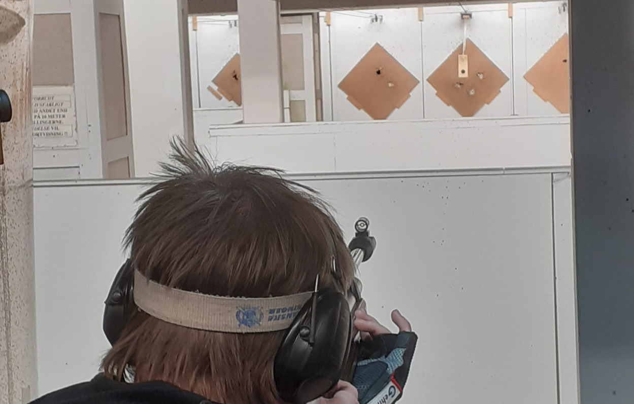 Skydeaften arrangeret af Postens Skytteforening: Kom og prøv at skyde med riffel på Åby Bibliotek