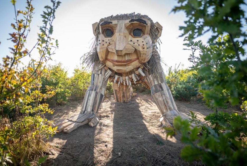 Kæmpe troldeskulptur i Hald skaber trafik- og parkeringskaos