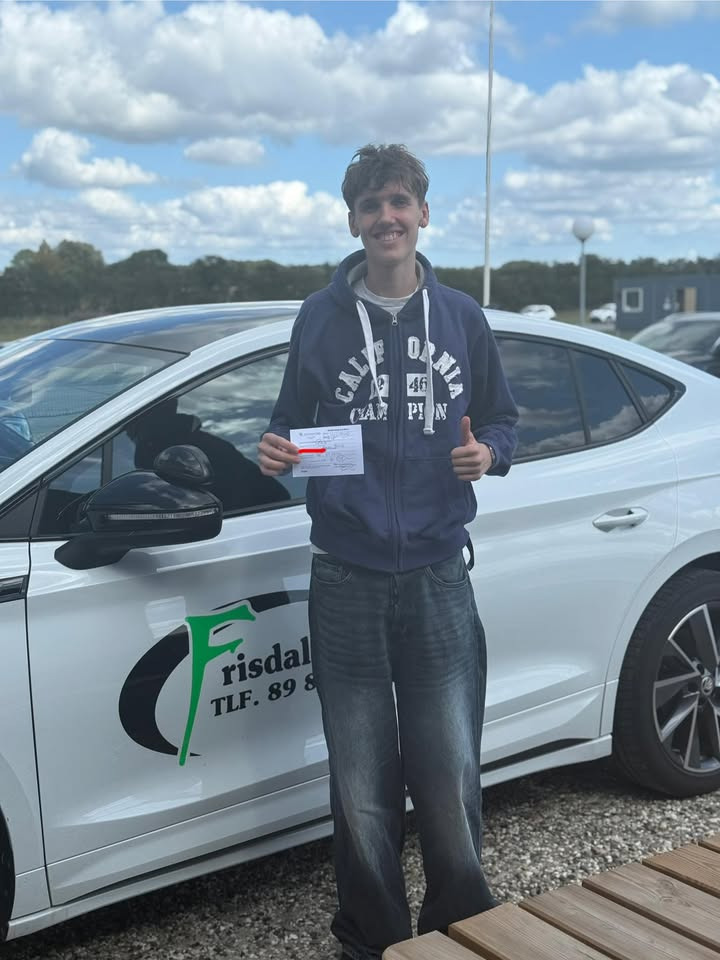 Frisdal Køreskole I/S ønsker Jeppe tillykke med kørekortet