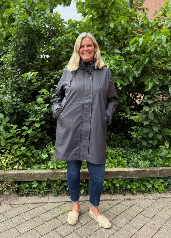 Only Curves tilbyder regnfrakke til 250 kr ved Ja tak-tilbud