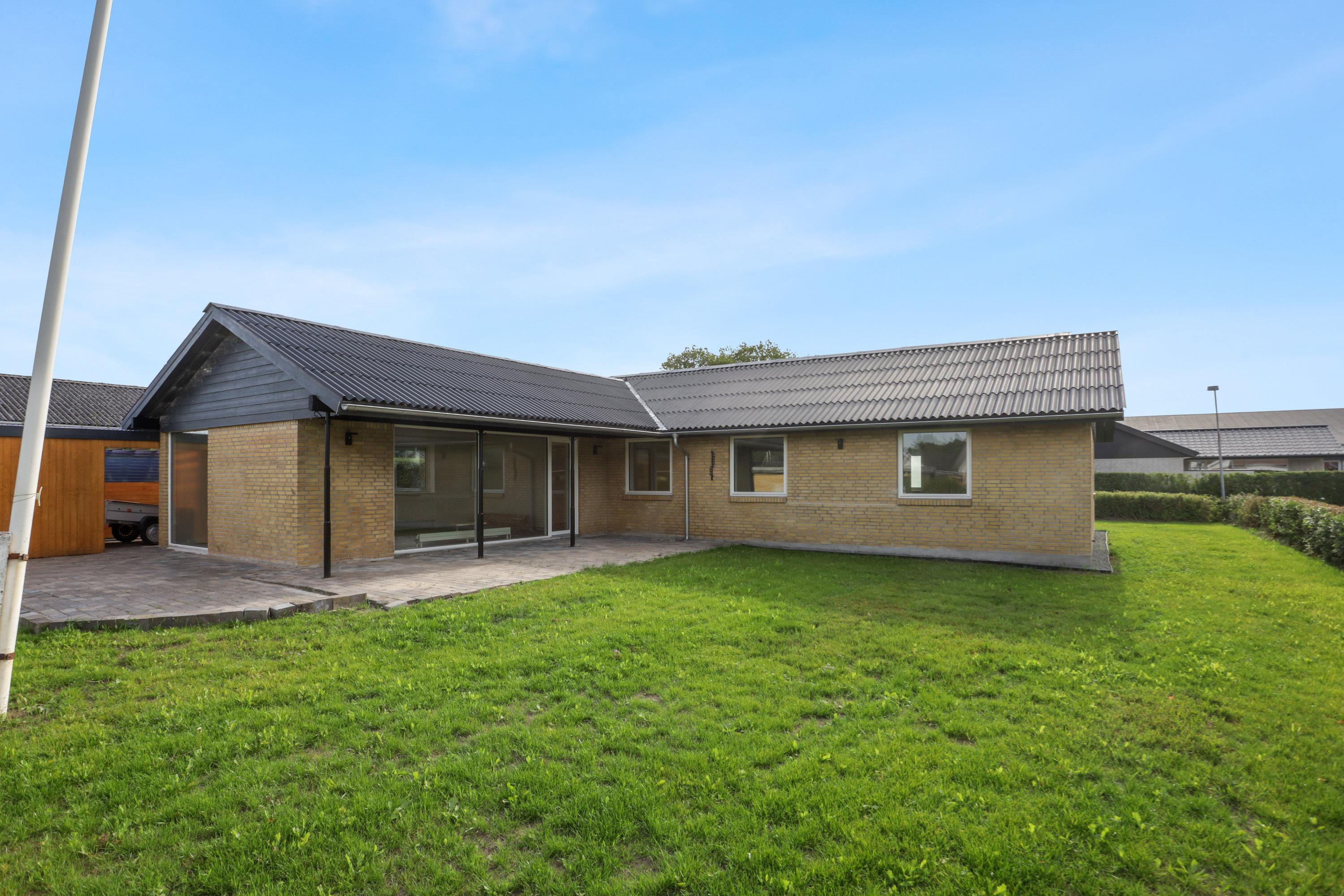 Totalrenoveret villa klar til indflytning i rolige Biersted