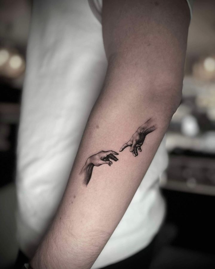 Kunstner Andrej skaber klassiske hænder og en finurlig blæksprutte hos Hos Din Tatovør i Randers