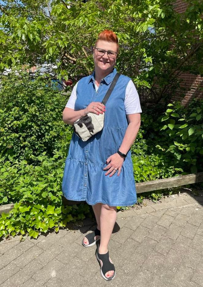 Only Curves fremhæver Lisbeths stil med kjole i denimlook og koskindstaske