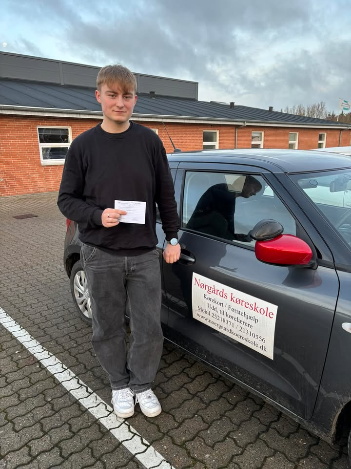 Kristian Madsen har bestået sin køreprøve hos Nørgaards Køreskole i Kaas