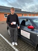 Kristian Madsen har bestået sin køreprøve hos Nørgaards Køreskole i Kaas