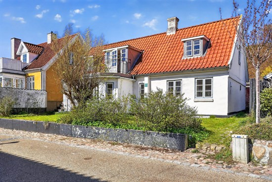 Gl Strandvej 220 og 9 andre boliger er kommet til salg denne uge i Humlebæk - se boligerne her.