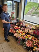 Simon forbereder sig til Morsdag med masser af blomster i Rema 1000 Hadsund
