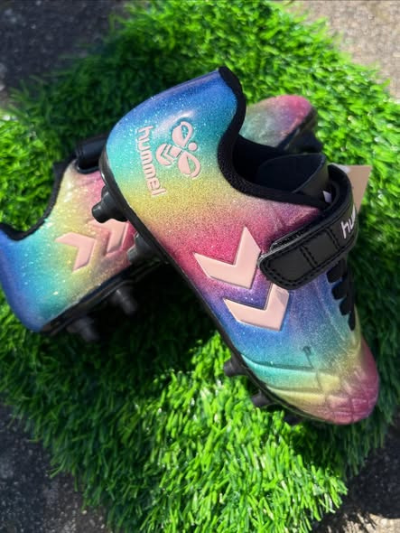 Sportigan Hadsund præsenterer seje Hummel fodboldstøvler til junior