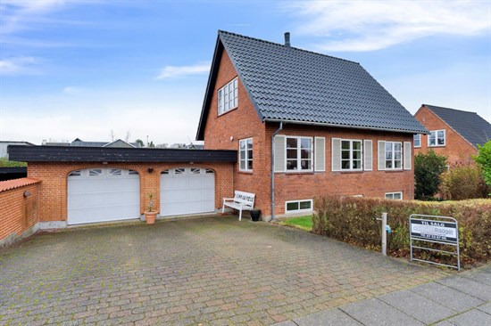 Gedigen rødstensvilla på 166 etagemeter og lækker dobbeltgarage på 59 m2