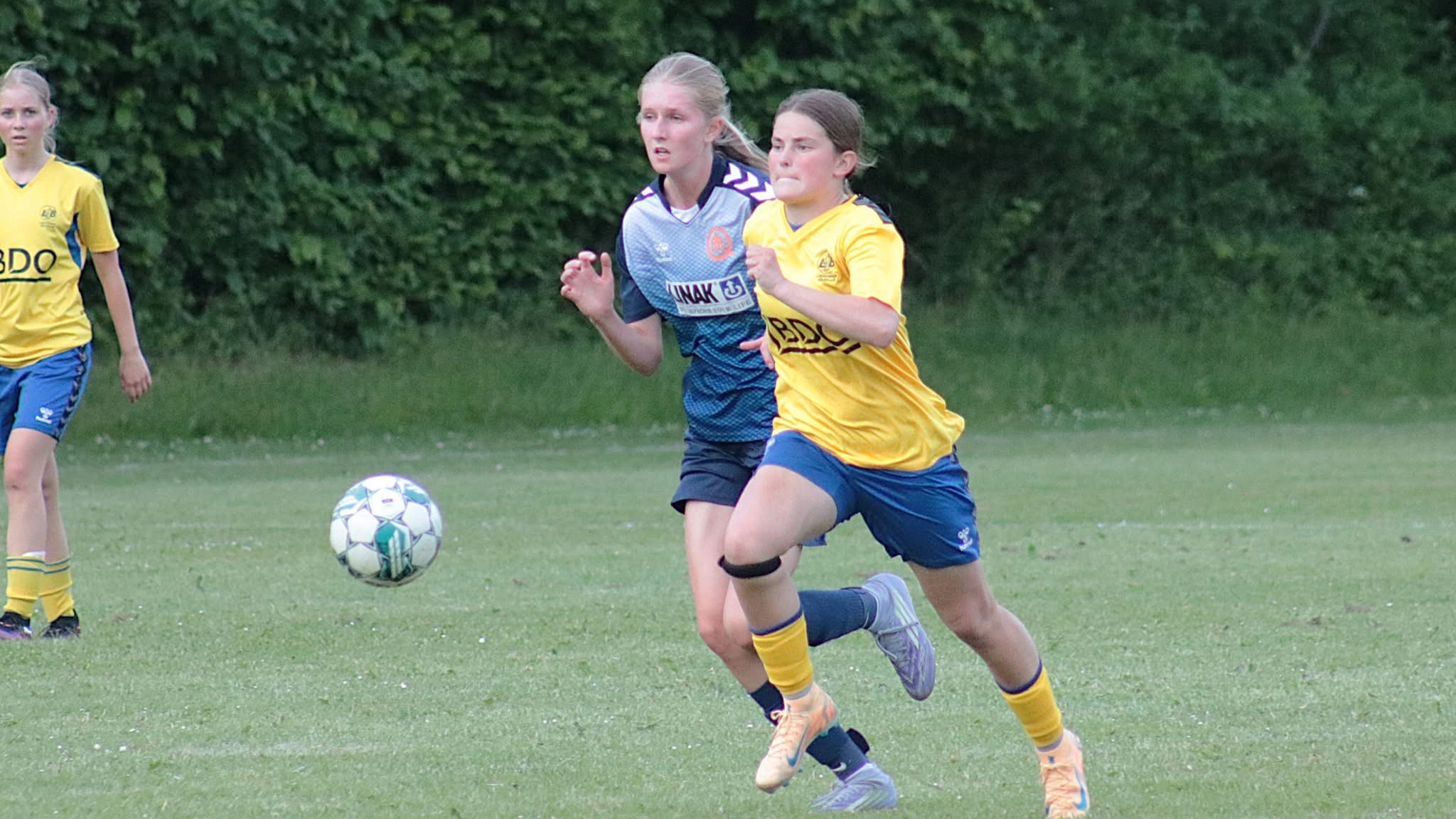Intens kamp i varmen: Lunderskovs U17-piger faldt til sidst mod fysisk stærkt hjemmehold