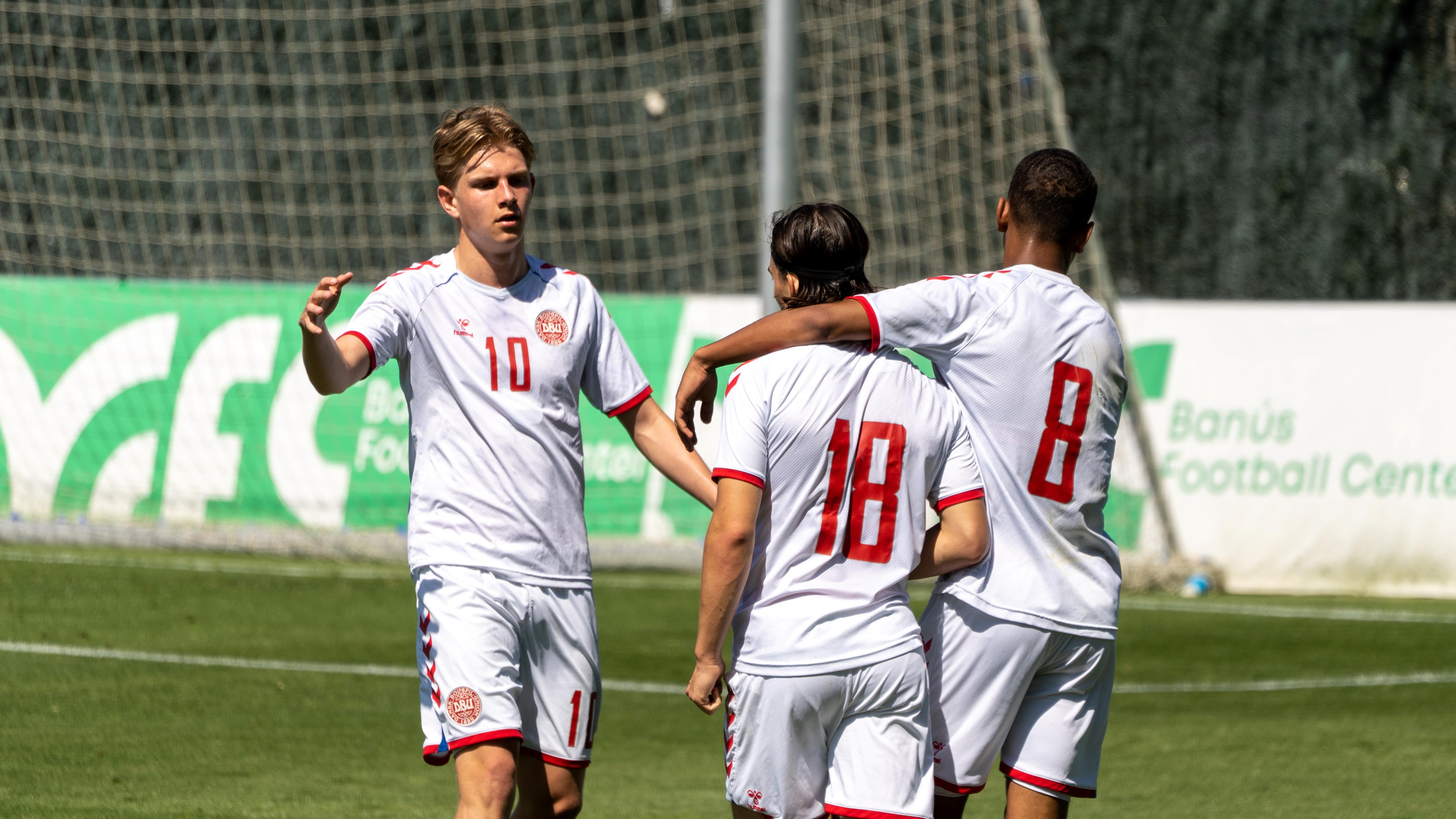 Se U19 herrelandsholdet træne og spille kamp