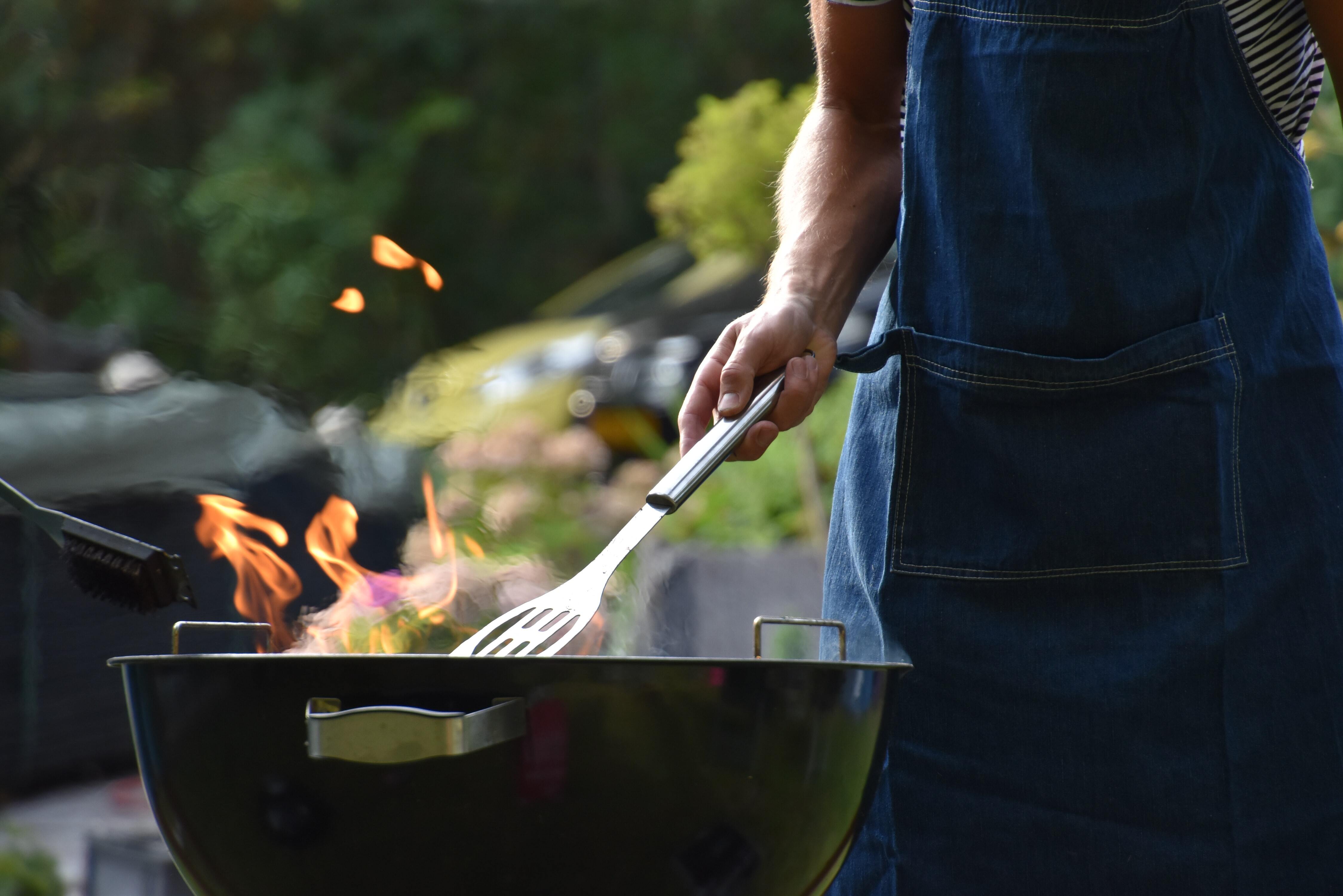 Grill under åben himmel sammen med Egå Kirke