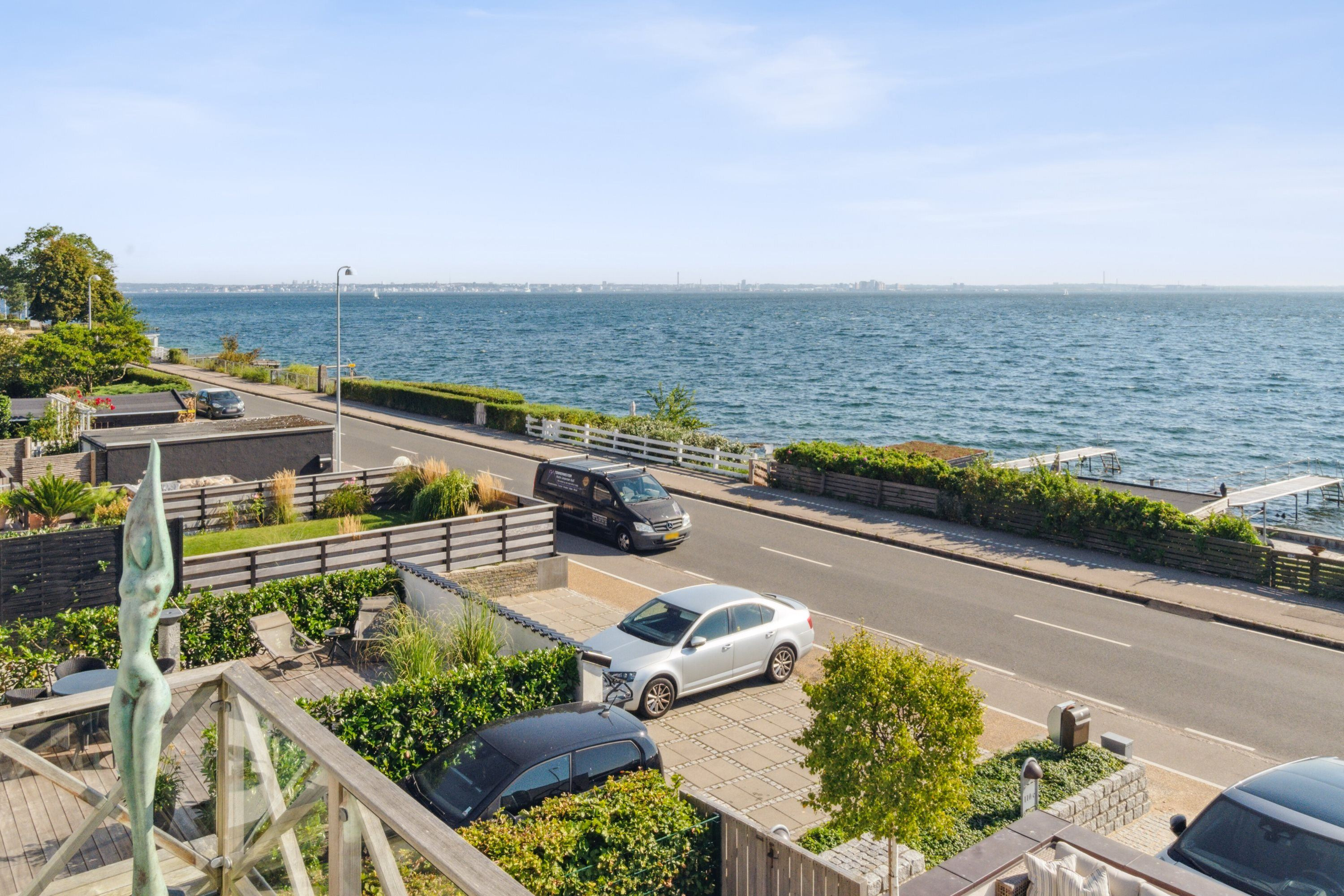 Netop kommet til salg: Strandvejen 110C en af Snekkerstens dyreste adresser