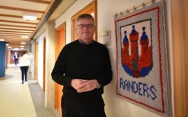 Borgmester modtager værk af anerkendt kunstner