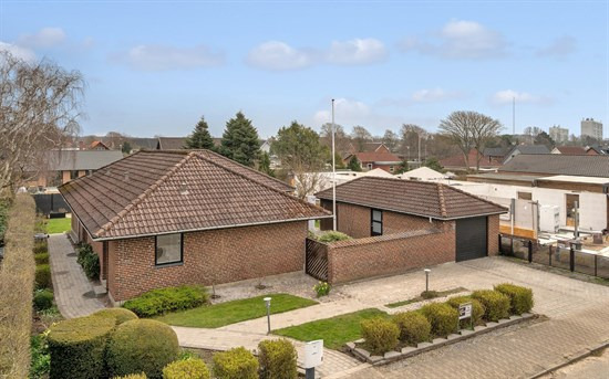 Flot istandsat villa i Gl. Gjesing med 246 etagemeter og skøn have