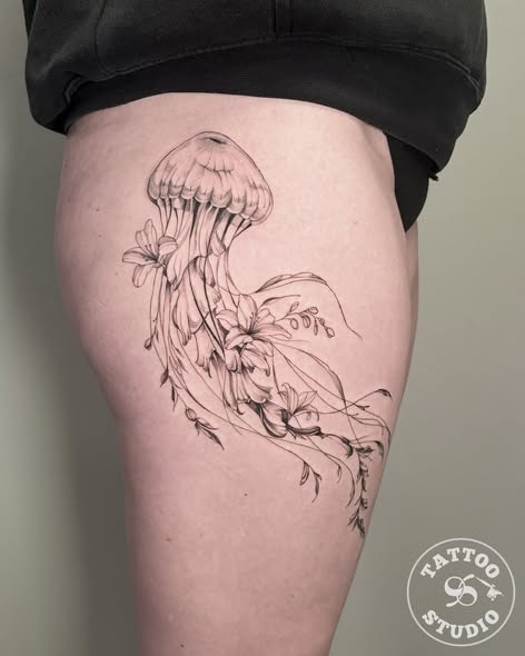 Tattoo Studio 96 præsenterer Albertes unikke medusa- og blomsterdesign