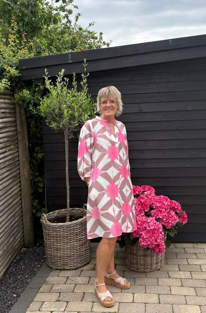 Rosengreen præsenterer dagens look med kjole og sandaler