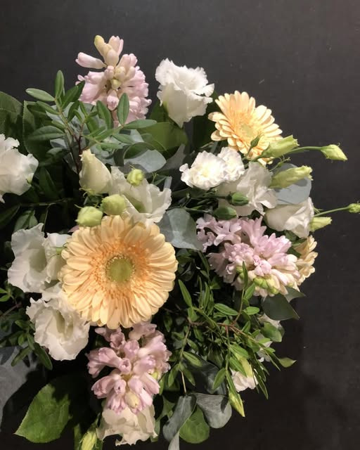 Fynbogården Blomster ApS sikrer kvalitet med erfarne blomsterdekoratører og friske leverancer