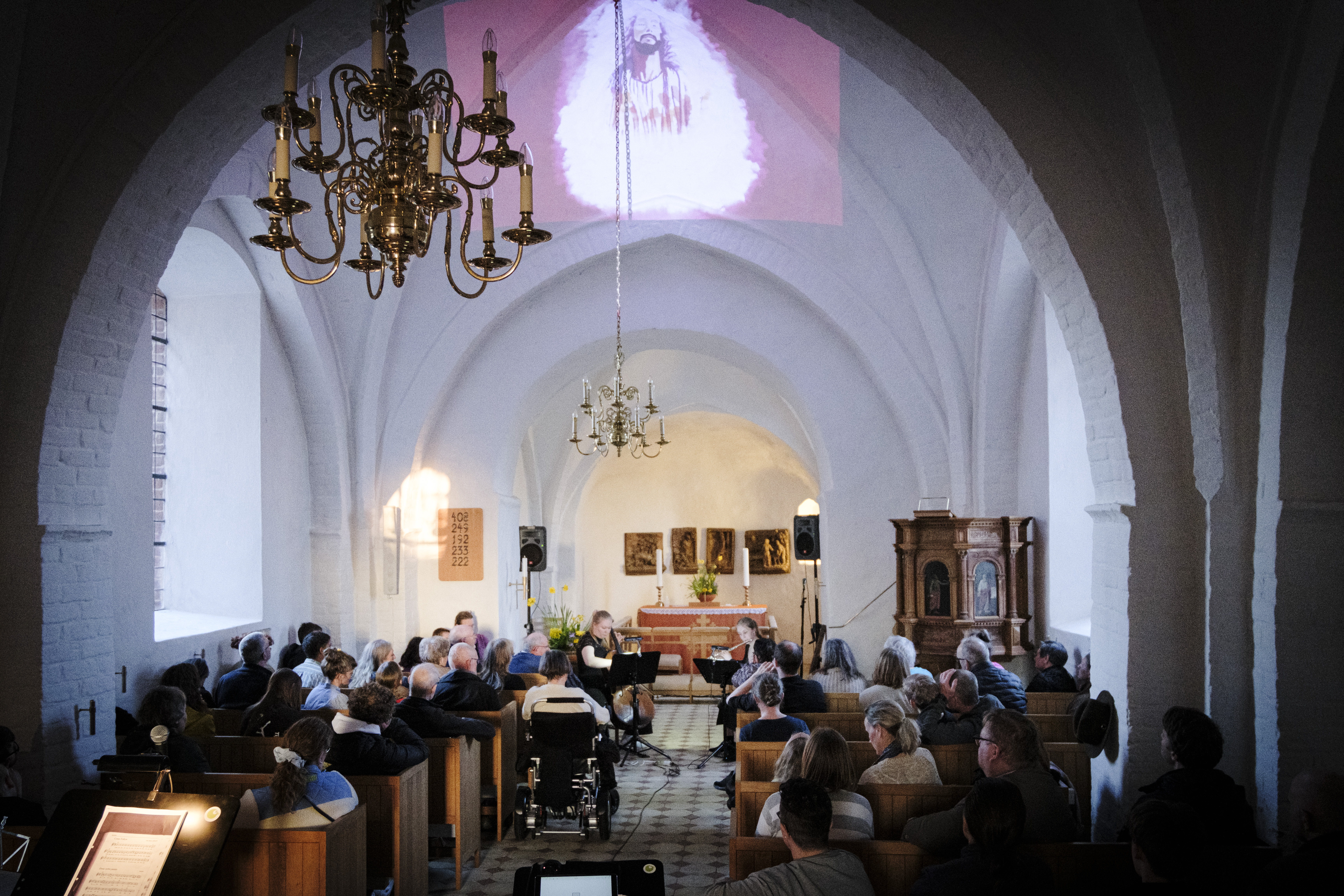 Kirkerummet i spil: Oplev en kreativ koncertperformance i Vester Broby Kirke
