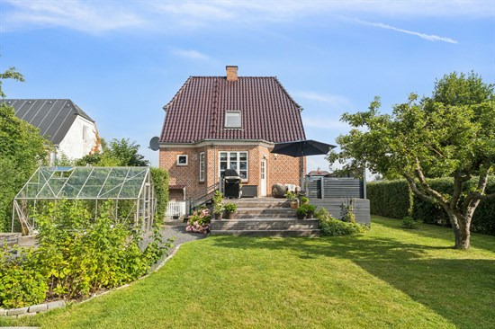 Til salg hos Nybolig Hvidovre - Alexander Holm ApS: Charmerende murermestervilla med moderne komfort