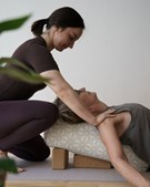 Fokus Folkeoplysning inviterer til formiddagsro med blid yoga fra oktober 2025