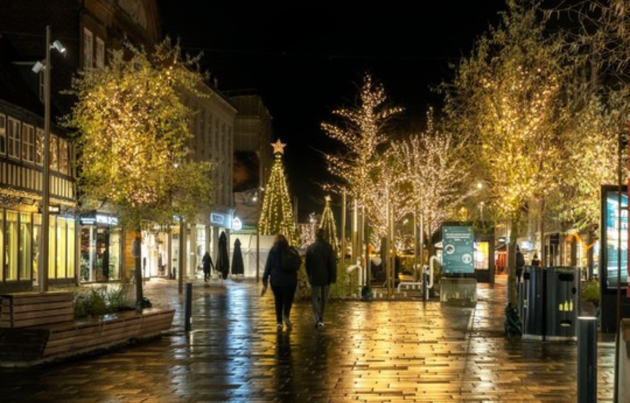 Kommune og detailhandlen tager fælles ansvar og skruer ned for julebelysningen