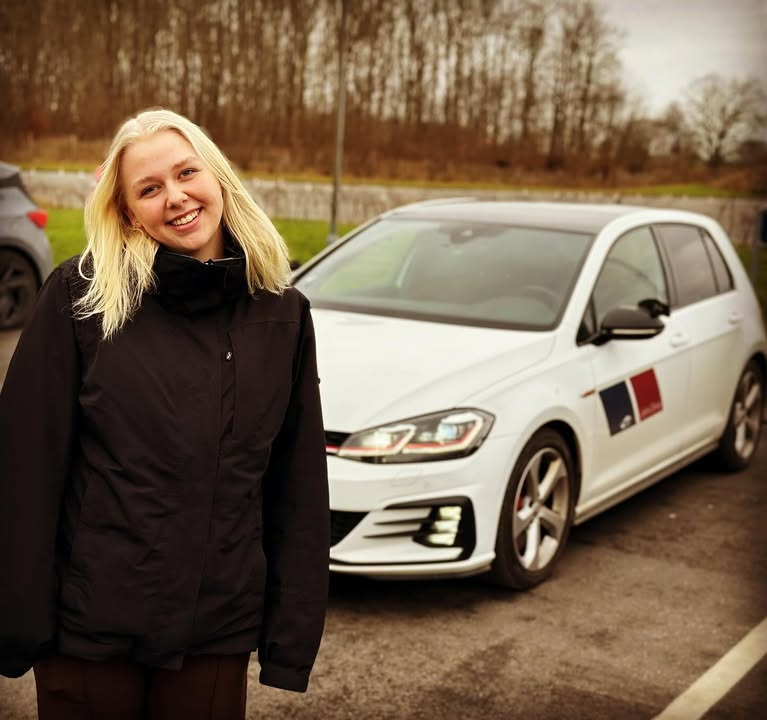 Lets Drive ønsker Jennifer stort tillykke med kørekortet i første forsøg