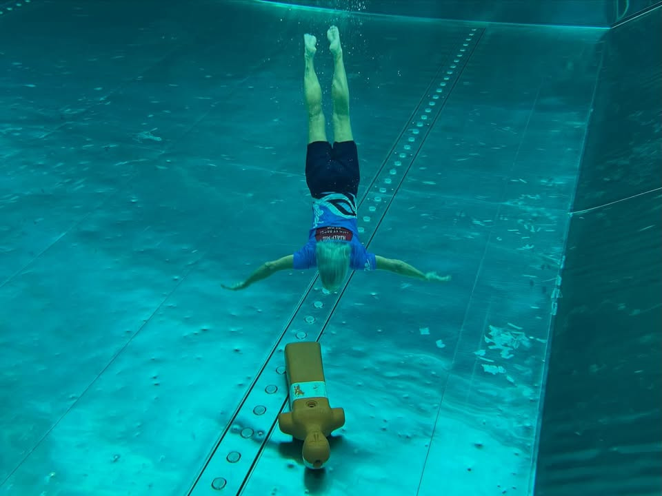 Herning Svømmehal sikrer tryghed med årlig livredderprøve for badeværter