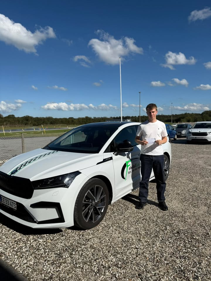 Frisdal Køreskole I/S ønsker Viktor tillykke med perfekt køreprøve