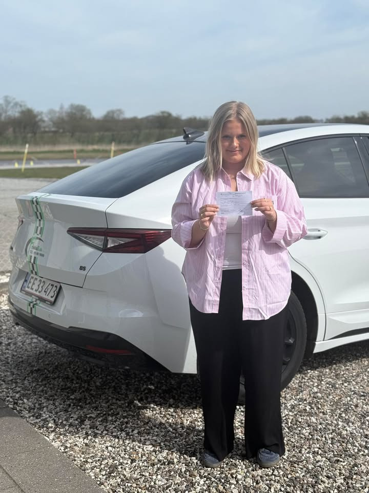 Frisdal Køreskole I/S fejrer Signes succesfulde køreprøve