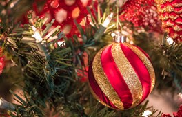 Tag til julemarked og giv julehjælp