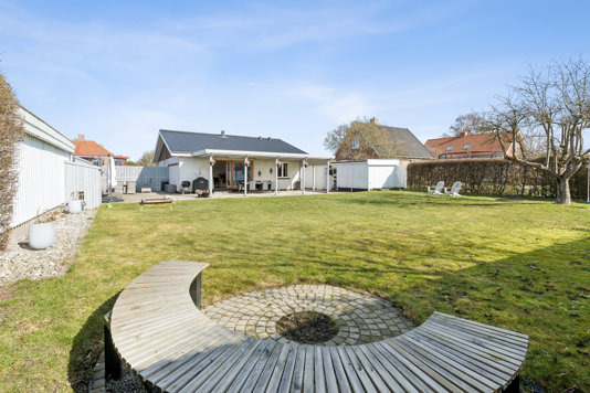 Étplansvilla med solrig have og familievenlig beliggenhed