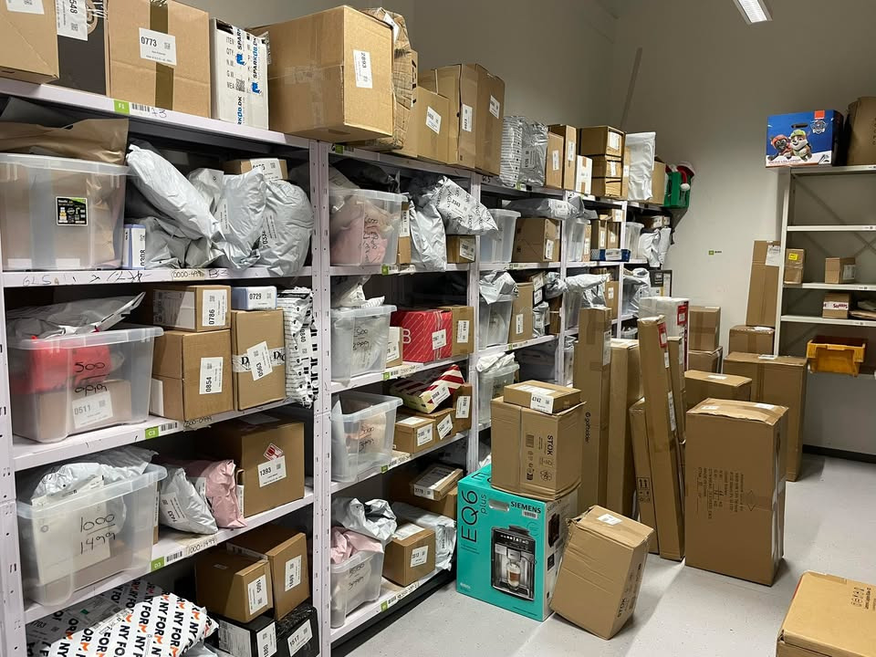 Center Kiosken opfordrer kunder til at hente deres pakker på grund af pladsmangel