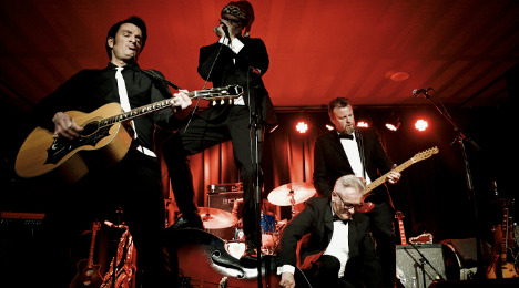 Henrik 'Elvis' Busborg & the Devils hylder kongen i Odense